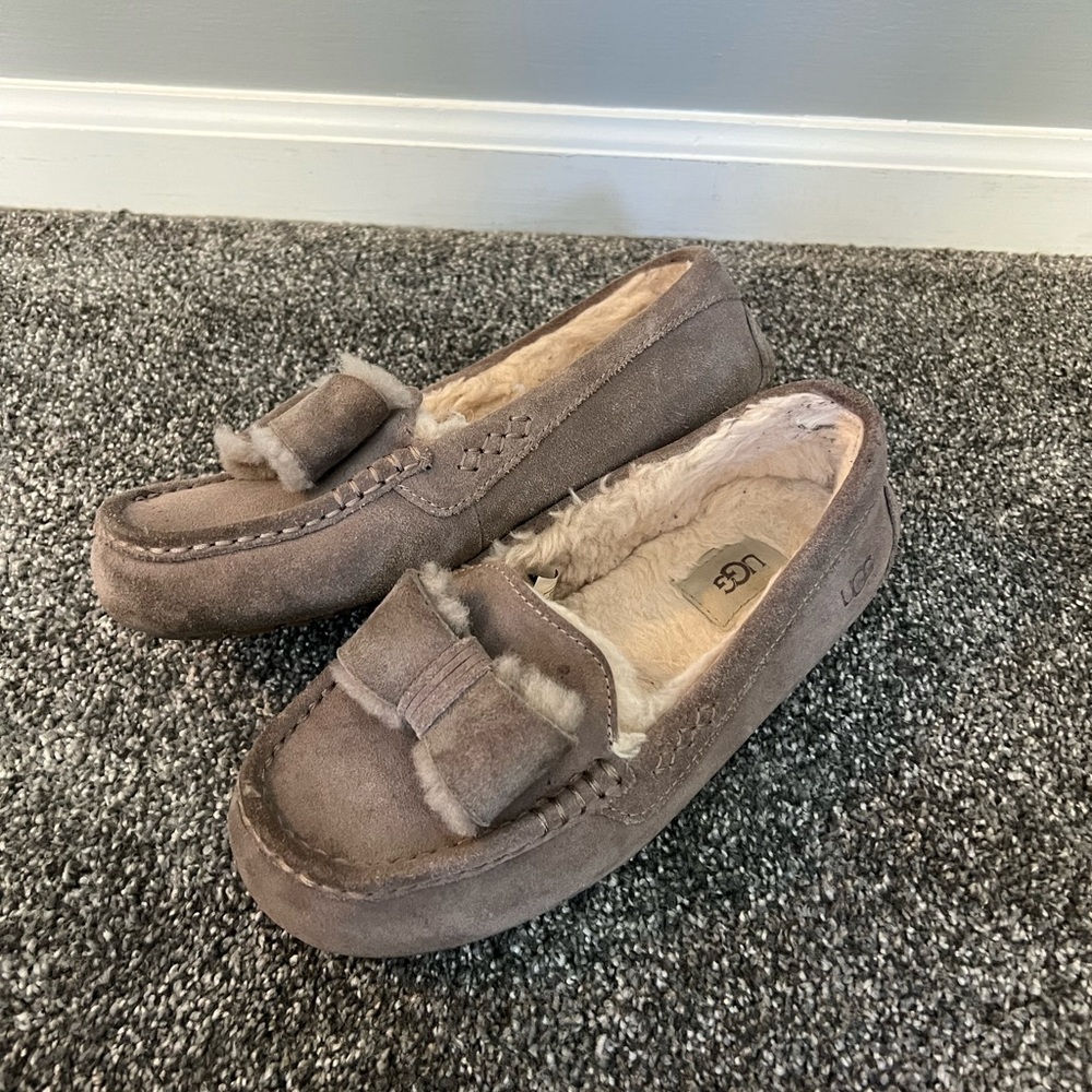 Size 8 Women’s Ugg Slippers
